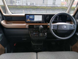 広々とした運転席周り!収納や物を置く場所もあり快適に過ごせる空間です!