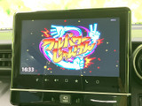 テレビ番組を画面に表示でき、停車中の待ち時間には映像を視聴して過ごせます。時刻表示も確認できるため、休憩や待ち合わせの合間に役立つ装備です。視聴は停車時にお楽しみください。