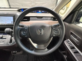 ハンドルにHondaセンシング系のクルーズコントロールやレーンキープアシストなどのスイッチと、オーディオの操作スイッチが装備されています。ハンドルから手を離さず安全に操作できます。