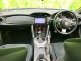 運転席から前方を見渡しやすく、ナビやメーターも自然に視線を向けられる配置です。シートに腰掛けた際の落ち着きもあり、日々の移動を快適に支えます。