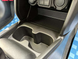 【ドリンクホルダー】運転席と助手席の間にあります♪