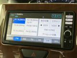 テレビ視聴に対応した画面を備え、停車中に番組を楽しめます。ラジオや各種メディアの選択画面もまとまり、停車時のひとときに便利に活用いただけます。
