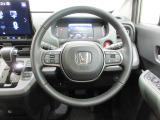 ハンドルの両側に操作ボタンが付いております。運転しながら操作ができるのでとっても便利!