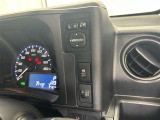 日本の駐車場は幅が広くないところが多くて、乗り降りが大変だったりしますよね。電動ミラーがあれば、室内でミラーをたためるので、駐車するときも便利ですね。