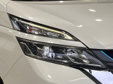 【LEDヘッドライト】悪天候や夜間走行時も良好な視界を確保し安心して運転できる高輝度LEDヘッドライトを装備!点灯速度が早く、消費電力も抑えられています。