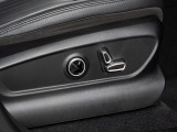 電動シートは運転中でも安全にシートポジションの設定が可能です。