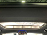 パノラミックルーフで明るい車内と開放感あるドライブをお楽しみいただけます。