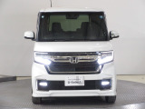 ハロゲンより明るく、より遠くまでさらなる安心感のあるLEDヘッドライトを採用。点灯忘れも防止できるオートライトコントロール機構付きです。