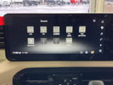 ラジオやBluetooth、HDMIなどの音源が画面に一覧表示され、使いたい項目を選びやすい構成です。接続機器や聴きたい音源を切り替えながら、毎日の移動時間に活用いただけます。