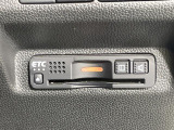 【ETC】有料道路を利用する際に料金所で停止することなく通過できる、ETC車載器(ノンストップ自動料金収受システム機器)が装備されています。セットアップを行うことで利用可能になります。