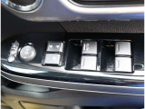 自社工場を3拠点完備しております。重整備やカスタムを始め、ご購入後のお車のメンテナンスも弊社にお任せください。