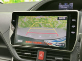 画面には車両後方の映像とガイド線が表示され、駐車時に周囲との位置関係を確認するのに便利です。表示切替の項目も備わり、限られたスペースでの駐車をサポートします。