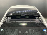 ルーフ開放時は後席への巻き込み風を防ぐ、衝立がせりだし車内環境を変えることなく開放感を得られます。