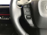 ステアリングスイッチでハンドルから手を離さなくても、音量やチャンネルなどの調整ができて安全です。