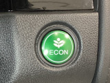 ECON モードをON にするとアクセルペダルの動きに対するエンジンの反応とエアコンの制御を切り換えることで、燃費のいい運転をするドライバーがペダルを踏んだ時と同じようにエンジンを制御します。
