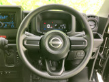握りやすい形状で、運転中も自然な姿勢を保ちやすいステアリングです。手元にスイッチ類を備え、視線を大きく外さず扱いやすい配置で、毎日の移動を快適にサポートします。
