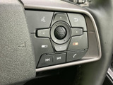 ステアリング上に音声や画面操作に関わるスイッチがまとまり、運転姿勢を保ちながら手元で扱えます。ボタン表示が見やすく、必要な操作を把握しやすい配置です。