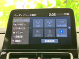 ラジオやディスク、USB、Bluetoothなどの選択肢が画面に表示され、音源を選びやすい構成です。交通情報や音量設定にもアクセスでき、普段の移動中に好みの音源を楽しめます。