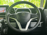 握りやすい形状で、運転姿勢に合わせて自然に手を添えられるステアリングです。手元にはスイッチも配置され、視線を大きく移さずに各種機能を扱える便利さがあります。