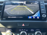 後方の映像とガイドラインを画面で確認でき、駐車時の周囲の状況把握をサポートします。車庫入れや切り返しの際にも目安を確認でき、日常の駐車に役立つ装備です。
