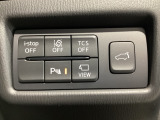 運転席脇のクラスタースイッチ部分にはカメラ切り替えスイッチ、パーキングセンサー、その他走行系スイッチを集中配置しております。
