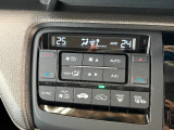 デュアルエアコンを装備!運転席と助手席でそれぞれお好みの温度に設定できるため、体感温度の違いにも対応できます。同乗者と一緒のドライブを、より快適に過ごせる嬉しい装備です。