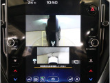 左右のサイドカメラ映像を同時に表示し、車両周囲の死角をしっかりカバー。狭い道や駐車時の接触リスクを減らし、安心して操作できる視界を確保します。