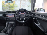 内装はシンプルに使い勝手を考え作られています。お車を運転する感覚をダイレクトに体感して頂けます。室内も広くロングドライブにも快適にお過ごしいただけます。