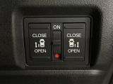 乗り降りに便利な電動両側スライドドアを装備しています。