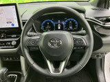 握りやすい形状に各種スイッチがまとまり、手元で車両の機能を操作しやすい配置です。前方に視線を向けたまま扱いやすく、日々の運転を快適にサポートしてくれる装備です。