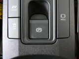 電動パーキングブレーキを搭載。スイッチ操作でパーキングブレーキを作動・解除することが可能なため操作に力は不要ですよ♪