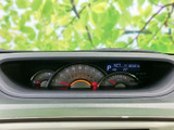 速度や燃料残量などの表示がまとまり、運転に必要な情報を確認しやすいレイアウトです。視線を大きく移さず状態を把握しやすく、日々の運転での確認をスムーズにサポートします。