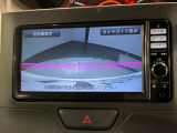 リバースギアに入れるだけで後方の表示へ切り替わります。夜間や雨の日の駐車も楽になりますよ。