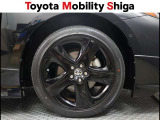 シンプルなデザインの純正アルミホイールです。落ち着いたデザインですので車体と一体感があります。