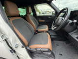 足元もゆったりで長時間の運転も疲れにくいフロントシートです。