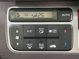 【オートエアコン】一度お好みの温度に設定すれば、車内の温度を検知し風量や温度を自動で調整。暑い&hellip;寒い&hellip;と何度もスイッチ操作をする必要はありません。快適な車内空間には必須の機能ですね♪