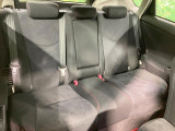 広々とした2列目シートは居住性が高く、居心地も快適!友達や家族とのお出かけにぴったりです。ベビーシートやチャイルドシート使用時も快適にお過ごしいただける十分な空間を確保しています。