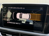 障害物との距離をセンサーで検知するパークディスタンスコントロール。音とディスプレイ表示で駐車時の安心感を高めます。