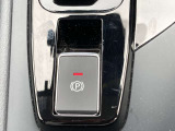 電動ブレーキ&オートホールドでブレーキ力を自動でキープ信号待ちなどの停車時に、ブレーキペダルを踏み続けていなくても自動的にブレーキ力がキープ。ペダルを踏み続けることによる足の疲れを緩和します。