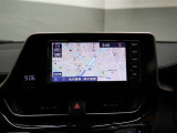 純正ナビを装備。タッチパネル式で使いやすく、お出かけもラクラクです。