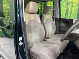 運転席まわりには十分なスペースがあり、大柄な方でもゆったり運転していただける環境です。