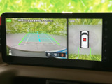 後方映像に加えて車両周辺を俯瞰する表示もあり、駐車時に周囲との距離を確認する目安として便利です。画面にガイド線も表示され、車庫入れをサポートしてくれます。