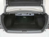 トランクスルー機構で長さのある荷物も収納可能です