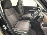 座面も厚みがあり背もたれも高く、広い足元にゆったり座れるシートです。運転席と助手席の間が空いている為、助手席側への移動がスムーズです。交通量の多い道でも助手席側から乗り降りができます。