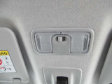 ルームランプで車内全体を明るく照らします♪