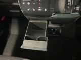ロングドライブには欠かせないカップホルダーつきです。