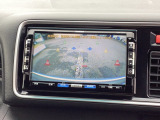 後退時に車両の後ろ側をモニター画面に表示します。車庫入れが苦手な人もこれで安心♪