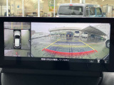 360&deg;ビューモニターでは、両サイドとフロント、バックカメラの合成で、あたかも上空から見下ろした様に周囲を確認して頂けます。駐車場だけでなく、T字路等でも活躍のアイテムです!