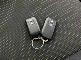 付いてて便利!とても人気の高い装備のスマートキーシステム。キーを携帯しているだけで、ドアロックの開閉並びにエンジンの始動が可能な装備です。