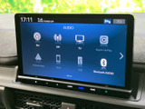 ラジオやテレビ、スマートフォン連携など、選べる音源が画面に一覧表示されます。使いたいメニューを見つけやすく、普段よく利用する音楽や音声を手軽に選べる便利な装備です。